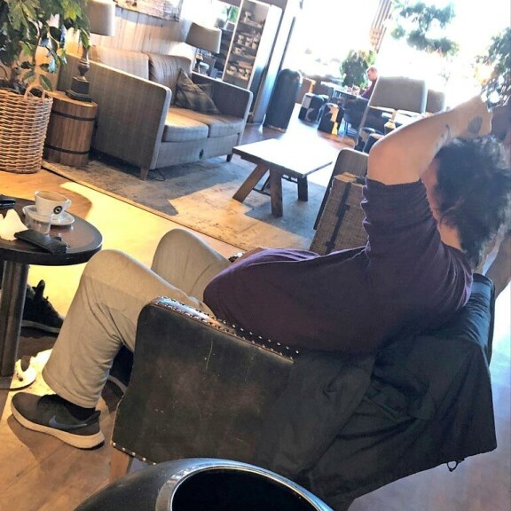 Viikon Kääk!-juorut! Lahdessa hieraistiin silmiä: mäkihyppylegenda Toni Nieminen vaihtoi vapaalle ja juhli mysteeriblondin kanssa – kuva! Timo Tolkki