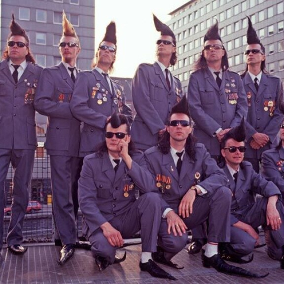 Sakke on ollut mainekkaiden Sleepy Sleepers ja Leningrad Cowboys -yhtyeiden; nokkamies 1970-luvulta lähtien. Viimeksi mainitusta on tehty myös kaksi elokuvaa. Sakke on ollut mainekkaiden Sleepy Sleepers ja Leningrad Cowboys -yhtyeiden nokkamies 1970-luvulta lähtien. Viimeksi mainitusta on tehty myös kaksi elokuvaa.