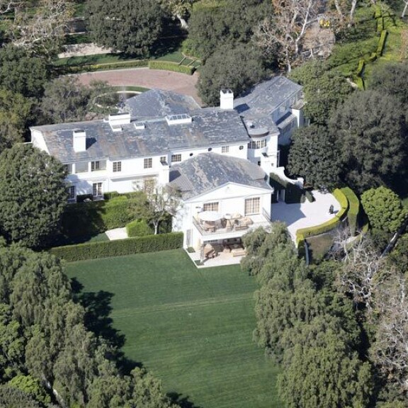 Kukkuloiden keskeltä nousevaa kartanoa on ylistetty sen pihasuunnittelusta.; Tontilla on tilaa omalle tenniskentälle ja uima-altaalle. Kukkuloiden keskeltä nousevaa kartanoa on ylistetty  sen pihasuunnittelusta.  Tontilla on tilaa omalle tenniskentälle ja uima-altaalle.