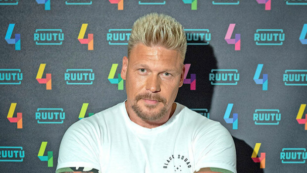 Kohu Aki Mannisen ympärillä kasvaa: veti juontaja Alma Hätösen mukaan - nyt älähti Roope Salminen! 'Toivon, että menet nukkumaan ja voit aamulla paremmin' Aki Manninen