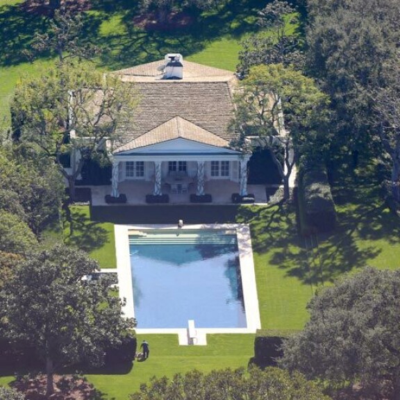 Suuren; vierastalon  pihassa  on ikioma  uima-allas,  jollaisesta tavis voi  vain haaveilla. Suuren  vierastalon  pihassa  on ikioma  uima-allas,  jollaisesta  tavis voi  vain haaveilla