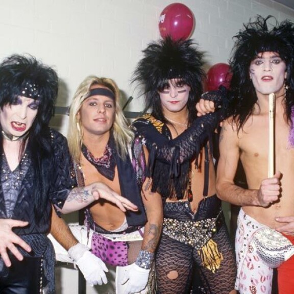 Mötley Crüeta Mikko ei tunnistanut, sillä tähdet tulivat haastatteluun siisteissä vaatteissa tässä nähdyn lookin sijaan. Mötley Crüeta Mikko ei tunnistanut, sillä tähdet tulivat haastatteluun siisteissä vaatteissa tässä nähdyn lookin sijaan.