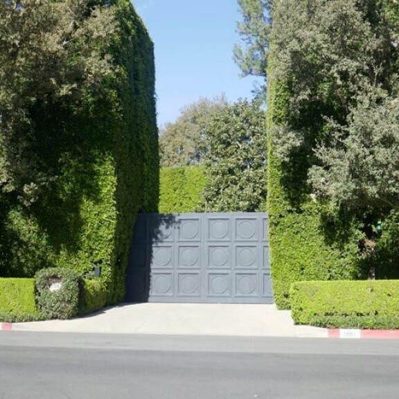 Kadulta ei; pihaan näe, sillä paksu portti pitää tunkeilijat loitolla. Tiheän pensasaidan läpikään tuskin pääsee tirkistelemään. Kadulta ei  pihaan näe,  sillä paksu  portti pitää  tunkeilijat  loitolla.  Tiheän  pensasaidan  läpikään tuskin pääsee  tirkistelemään.