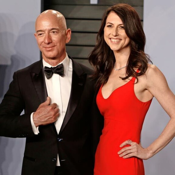 Jeffin ex-vaimo MacKenzie Scott, 50, on tunnettu kirjailija ja nykyisin upporikas. Jeffin  ex-vaimo  MacKenzie  Scott, 50,  on tunnettu kirjailija  ja nykyisin  upporikas.