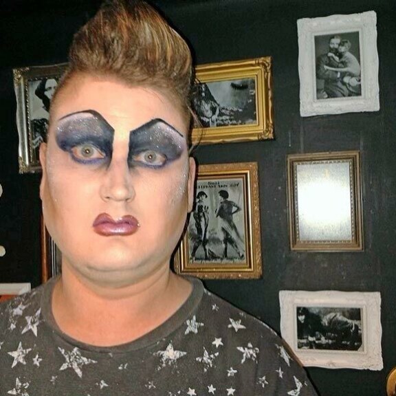 Tältä näyttää Madame Katastroff, Mikon esiintyjähahmo. Tältä  näyttää  Madame  Katastroff,  Mikon  esiintyjähahmo