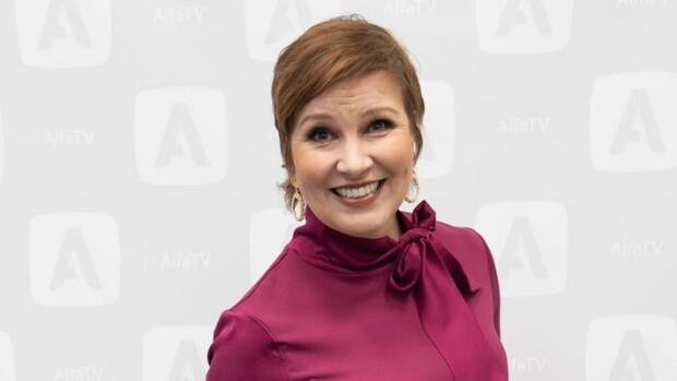 Arja Koriseva tunnustautuu todelliseksi penkkiurheilijaksi: Kisoja kahdesta televisiosta yhtä aikaa! Arja Koriseva