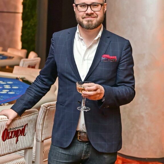 Toimittaja Tuomas; Enbuske palasi  julkisuuteen  joulukuussa.  Sittemmin hän  on kertonut  mielenterveysongelmistaan  esimerkiksi podcast-sarjassaan Enbusken hullun paperit. Toimittaja Tuomas  Enbuske palasi  julkisuuteen  joulukuussa.  Sittemmin hän  on kertonut  mielenterveysongelmistaan  esimerkiksi podcast-sarjassaan Enbusken hullun paperit.