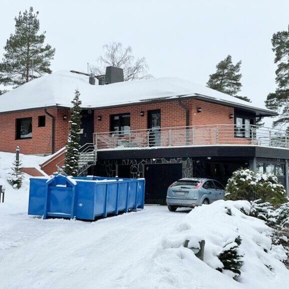 Jutan uusi pesä; näyttää maasta käsin tältä. Sisältä taloa uusitaan perusteellisesti. Jutan uusi pesä näyttää maasta käsin tältä. Sisältä taloa uusitaan perusteellisesti.