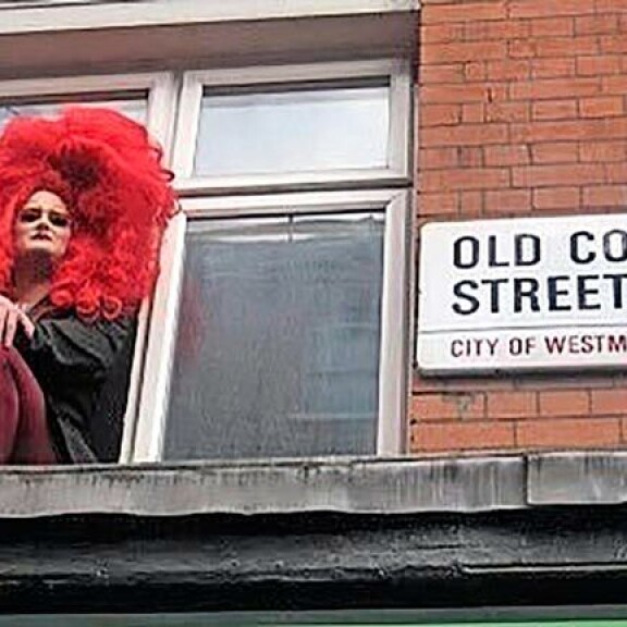 Lontossa opiskellessaan; Mikko esiintyi nokkahuilukeikkojen lisäksi myös drag  queenina. Lontossa opiskellessaan  Mikko esiintyi nokkahuilukeikkojen lisäksi myös drag  queenina.
