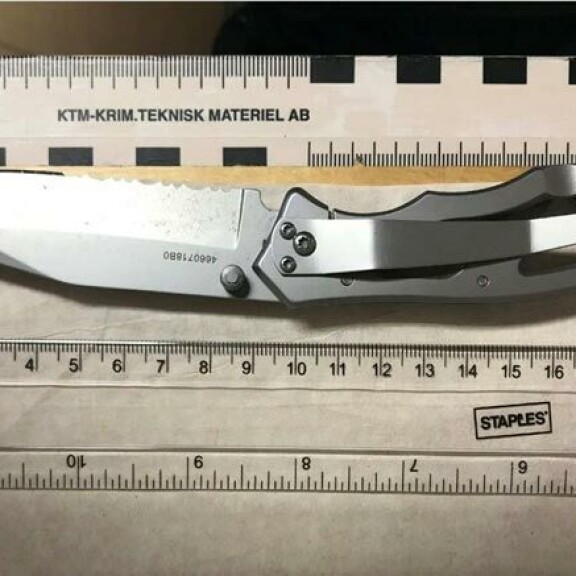 Poliisi löysi kadulla pysäytetyn Paulin hallusta kuvan; kaltaisen kääntöveitsen. Kuva esitutkinnasta. Poliisi löysi kadulla pysäytetyn Paulin hallusta kuvan kaltaisen kääntöveitsen. Kuva esitutkinnasta.