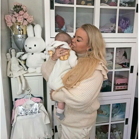 – Saan tavata Isabelleä päivittäin,; vaikka hän asuukin väliaikaisesti  Marja-äidilläni, Johanna kertoo. – Saan tavata Isabelleä päivittäin,  vaikka hän asuukin väliaikaisesti  Marja-äidilläni, Johanna kertoo.