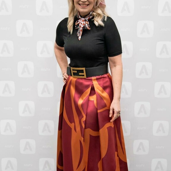 Arja Koriseva tunnustautuu todelliseksi penkkiurheilijaksi: Kisoja kahdesta televisiosta yhtä aikaa! Johanna Oras