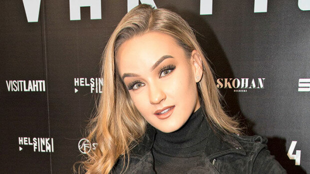 Laulajakaunotar Nelli Matula erehtyi kokeilemaan trendiharrastusta - hillitön kuvateksti kertoo karun totuuden kuvan takaa! Nelli Matula