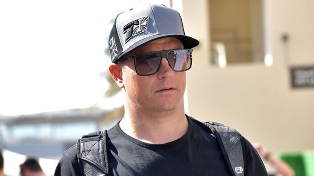 Oijoi, mikä uimakuva! Näin chillaa Kimi Räikkönen ennen töiden alkua - katso! Kimi Räikkönen