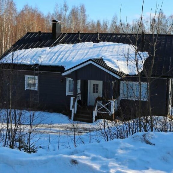 Rakennusyritystä; pyörittävä  Ville asuu  Haminassa  sijaitsevassa  omakotitalossa. Satu  asui talossa  lapsineen  vain puoli  vuotta ennen  muuttoa  Kuusankoskelle. Rakennusyritystä  pyörittävä  Ville asuu  Haminassa  sijaitsevassa  omakotitalossa. Satu  asui talossa  lapsineen  vain puoli  vuotta ennen  muuttoa  Kuusankoskelle.
