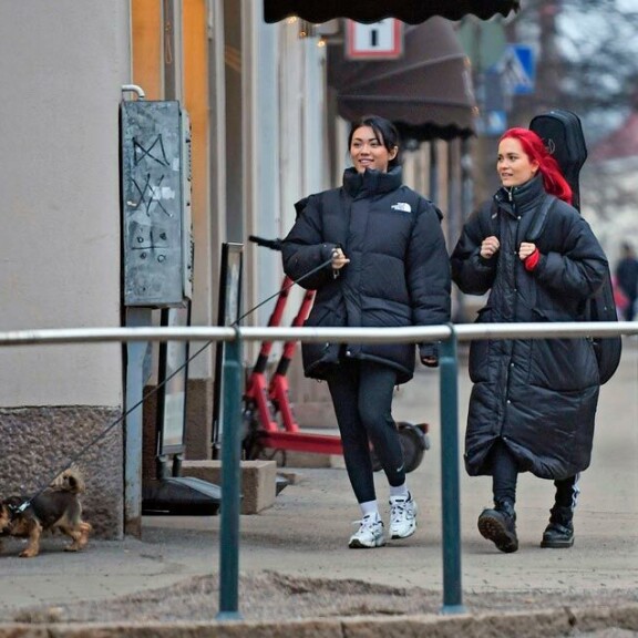 Tavalliset kaduntallaajat hieraisivat silmiään, kun julkkispari; ilmestyi happihyppelylle. Shirlyllä oli mukanaan Pena-koiransa,  ja Sanni kantoi selässään isoa  kitaralaukkua. Tavalliset kaduntallaajat hieraisivat silmiään, kun julkkispari  ilmestyi happihyppelylle. Shirlyllä oli mukanaan Pena-koiransa,  ja Sanni kantoi selässään isoa  kitaralaukkua.