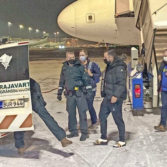 Helmikuun puolivälissä Niko palautettiin; Suomen pakkasiin rantatossuissaan. Helmikuun puolivälissä Niko palautettiin Suomen pakkasiin rantatossuissaan.