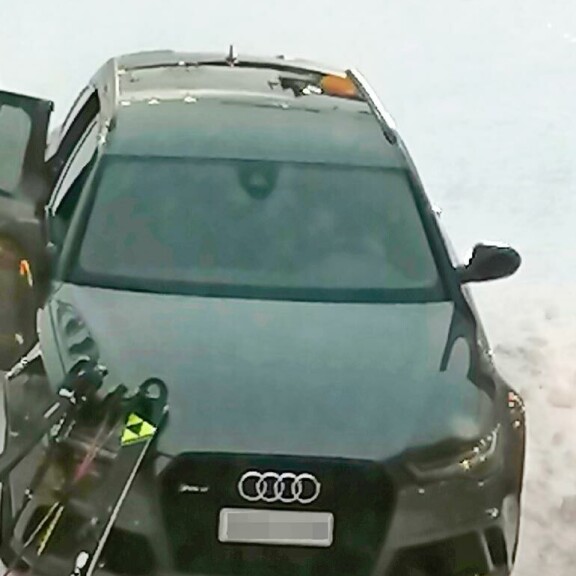 Stefulla on kallis Audi RS 6,; joka Seiskan tietojen mukaan oli jotenkin päätynyt lumihankeen. Se löytyi pian poliisioperaation käynnistymisen jälkeen. Stefulla on kallis Audi RS 6, joka Seiskan tietojen mukaan oli jotenkin päätynyt lumihankeen. Se löytyi pian poliisioperaation käynnistymisen jälkeen.
