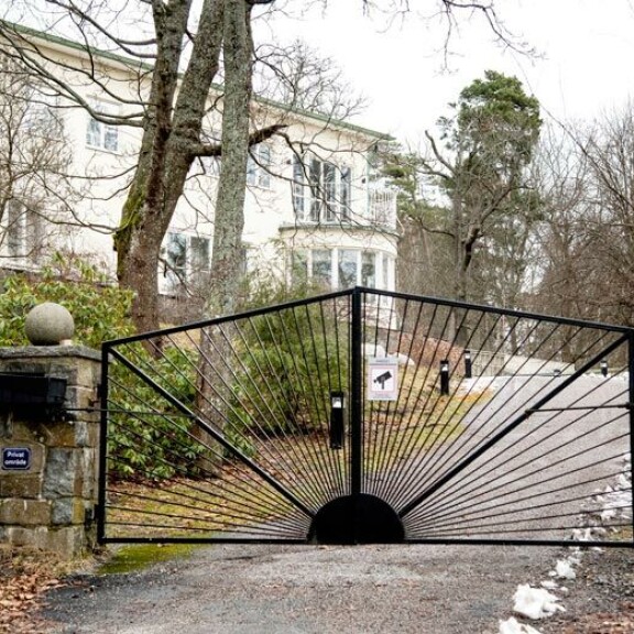 Carl Philip ja; Sofia kasvattavat poikansa prinssipari Bertililtä ja Lilianilta perimässään Solbackenissa. Carl Philip ja Sofia kasvattavat poikansa prinssipari Bertililtä ja Lilianilta perimässään Solbackenissa.