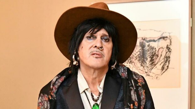 Taksi muuttoautona! Kuukausia hotellissa asunut kohurokkari Andy McCoy muutti uuteen osoitteeseen! Andy McCoy