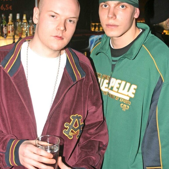 Iso H:n ja Elastisen Fintelligens oli Suomi-rapin pioneeri. Kaksikko tapasi musikaaliprojektissa vuonna 1996. Iso H:n ja Elastisen Fintelligens oli Suomi-rapin pioneeri. Kaksikko tapasi musikaaliprojektissa vuonna 1996.