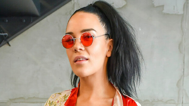 Rawr, mikä kissa pääsi häkistään! Sini Sabotage piehtaroi kuin petoeläin ikkunalaudalla – ihonmyötäinen asu todella herätti huomion! sini sabotage. Kuva timo korhonen