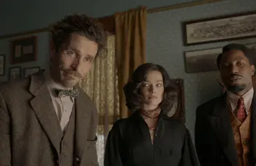 Elokuva-arvostelu: Amsterdam on ontto, uuvuttava ja turhanpäiväisellä lässytyksellä ärsyttävä tähtiparaati