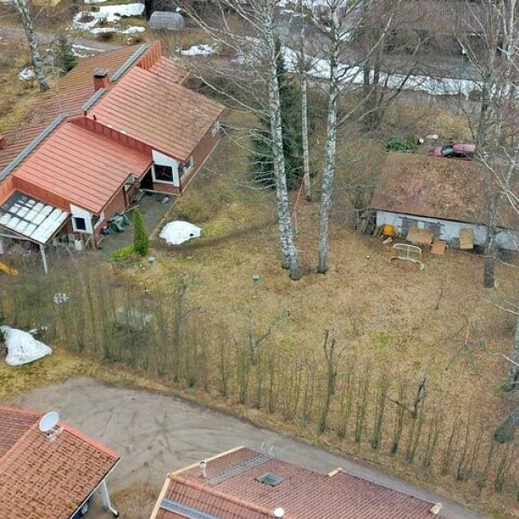 Kohupääjohtajan tiilitaloa ympäröi iso tontti. Katolle on jäänyt syksyisiä pihakoivujen lehtiä. Kohupääjohtajan tiilitaloa ympäröi iso tontti. Katolle on jäänyt syksyisiä pihakoivujen lehtiä.