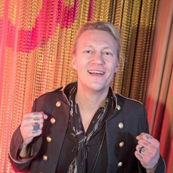 Viikon Kääk!-juorut: Simo Frangén nautti keväästä kauniin tummaverikön kanssa – paikka vaihtui auringon mukaan! Jukka