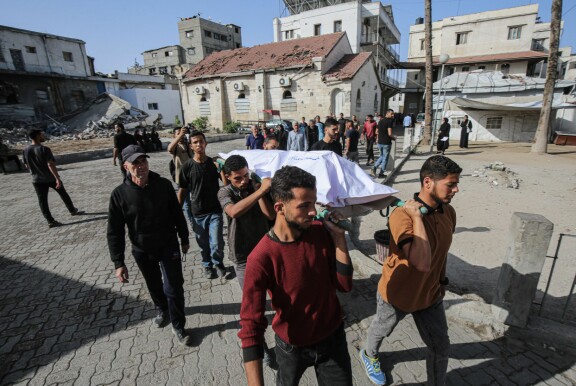Gazassa kannettiin kuolleita maanantaina 26. 5. Israel teki ilmaiskun kouluun, jossa kuoli 25 ihmistä.