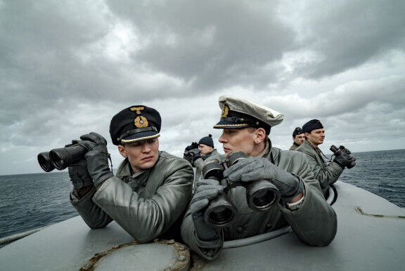 Das Boot laittoi Augustin(vas.) toisen maailmansodan saksalaisupseerin saappaisiin.