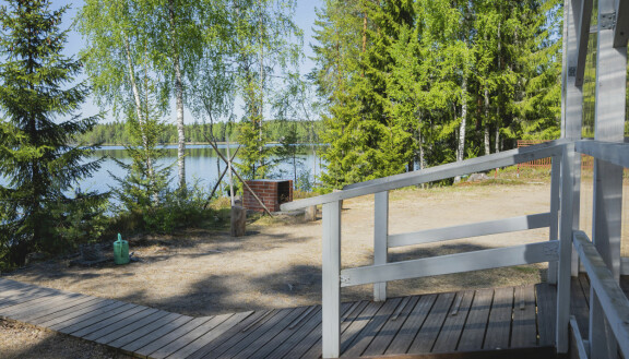 Tältä Leenan pihamaa näytti ennen remonttia.