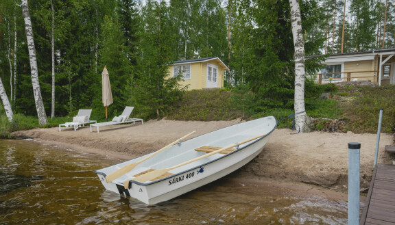 Hiekkarannalta löytyy veneen lisäksi aurinkotuolejakin.