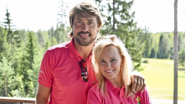 Harvinainen kuva koko perheestä! Teemu ja Sirpa Selänteen lapset ovat kuin ilmetyt vanhempansa