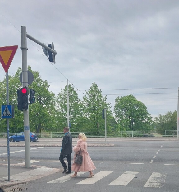 Johanna käveli tyylikkäässä asussa.