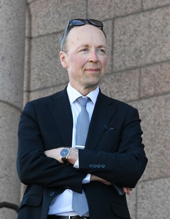 Jussi Halla-aho on tupakkamiehiä.