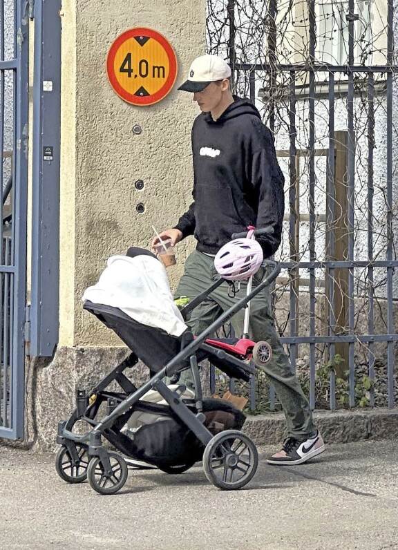 Lauri työnteli rattaita Eirassa.