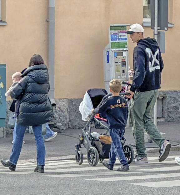 Laurin ja hänen Verna-vaimonsa seurassa temmelsivät myös perheen lapset.
