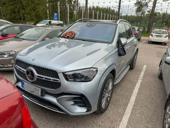 Laurin ökyautoa koristivat outo pussukka ja himmeli. Lauri Markkasen mersu