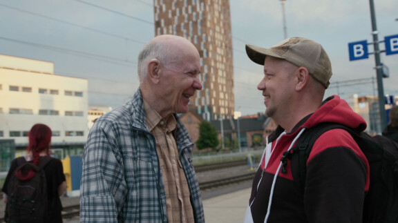 Mikon ystävä Janne auttaa kadonneen kreikkalaismiehen etsimisessä.