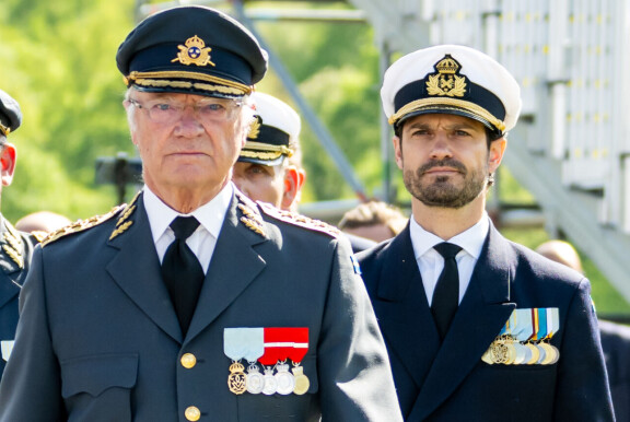 Juhlallinen tilaisuus sai Kaarle Kustaan ja Carl Philipin vakaviksi.