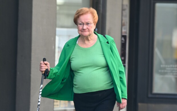 Paparazzi äimistyi: Tarja Halonen pelmahti konepellin eteen keskellä ajotietä – kuvat!