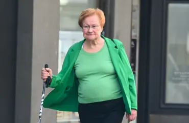 Paparazzi äimistyi: Tarja Halonen pelmahti konepellin eteen keskellä ajotietä – kuvat!
