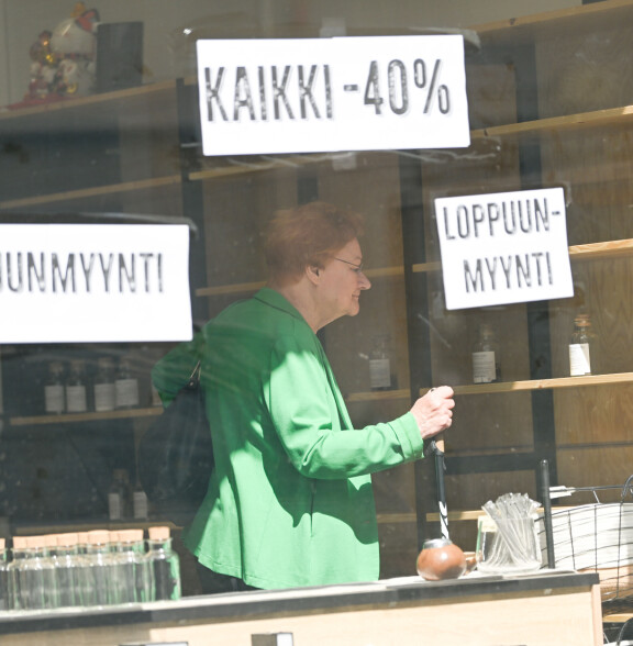 Tarja kävi tarkistamassa teekaupan alelaarit.