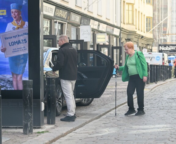 Pressan öky-Bemari oli shoppailun ajaksi pysäköity jalkakäytävälle.