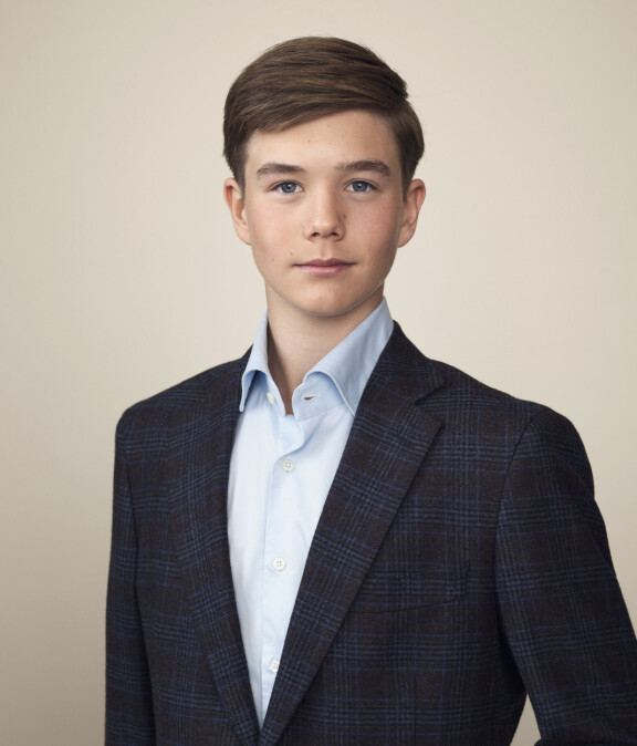 Vincent poseeraa muotokuvassa skarppina ja hiukset siivosti kammattuna.