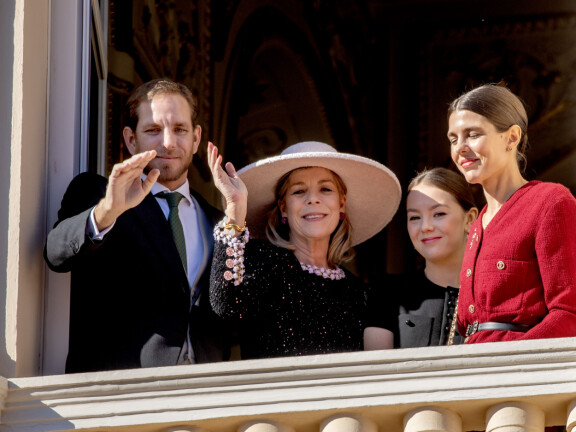 Prinsessa Caroline vilkutteli kansalaisille poikansa Andrean sekä tytärtensä Charlotten ja Alexandran kanssa.