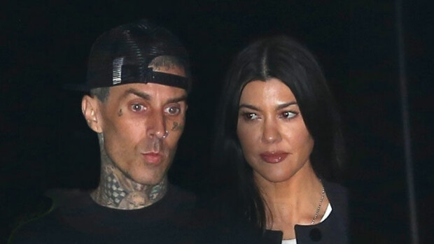 Kourtney Kardashian suojasi rakastaan auringolta – Travis Barker otti hyväilyt avosylin vastaan: katso rantakuvat! travis ja kourtney