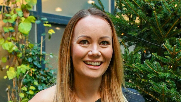 Tätä juontajaa ei edes luonnonvoimat häiritse! Marja Hintikka kylmänviileänä jäiden keskellä: ”Tästä hetkestä en muuttaisi mitään” marja hintikka. Kuva Timo Korhonen