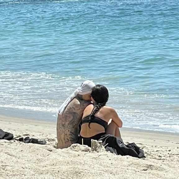 Kourtney Kardashian suojasi rakastaan auringolta – Travis Barker otti hyväilyt avosylin vastaan: katso rantakuvat! 1